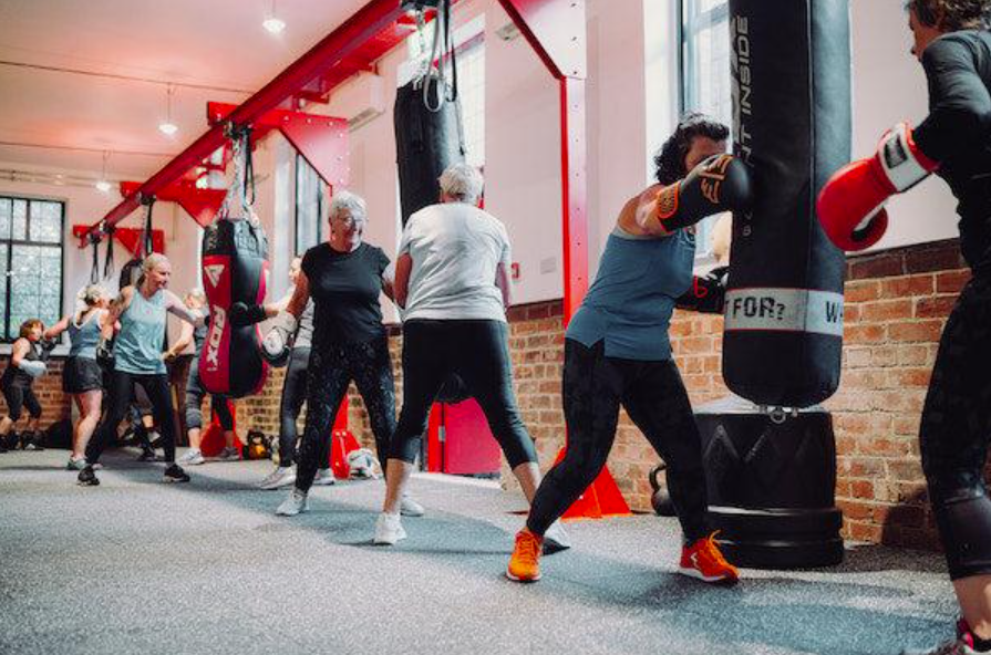 Oudere deelnemers tijdens recreatieve bokszaktraining