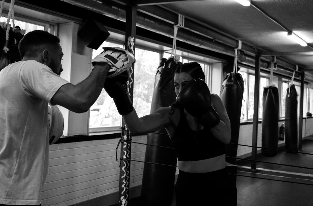 Techniek oefenen met pads tijdens de training